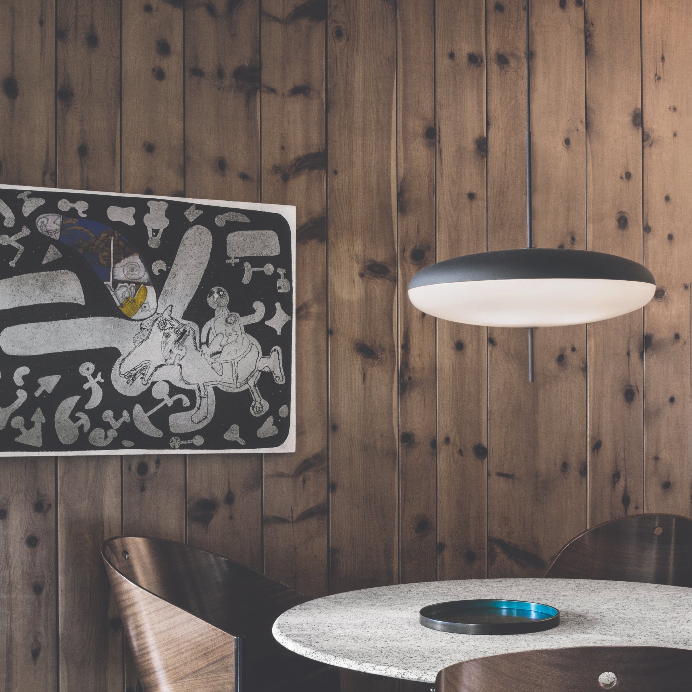 Detalle de luz colgante LED modelo 2065 en ambiente de comedor