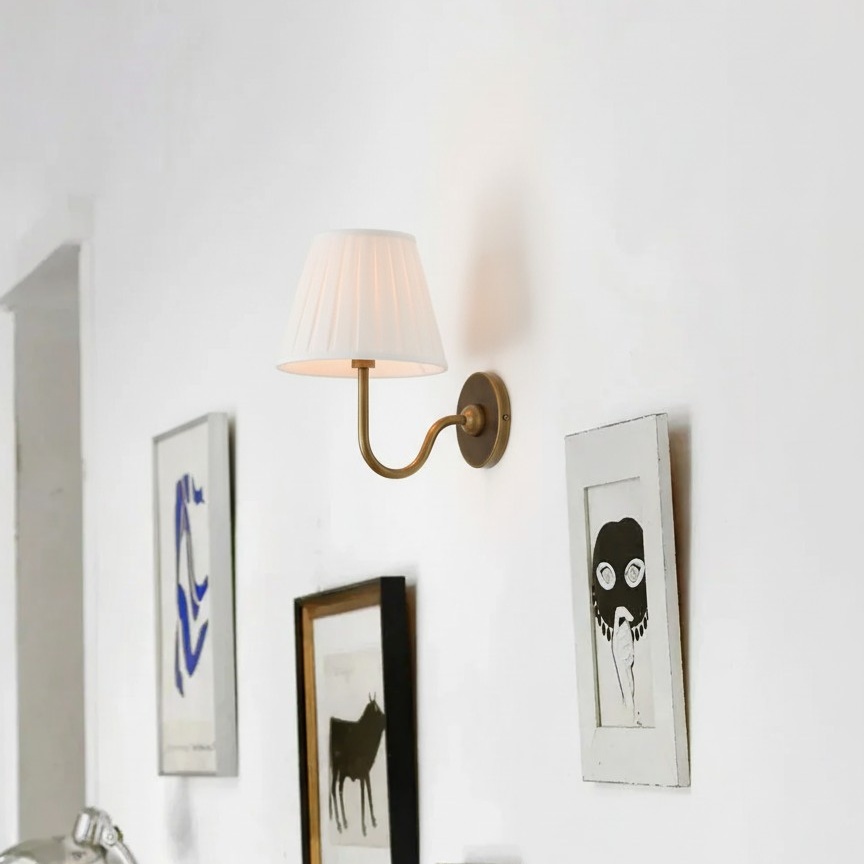 Customer review scene with Luvora wall lamp