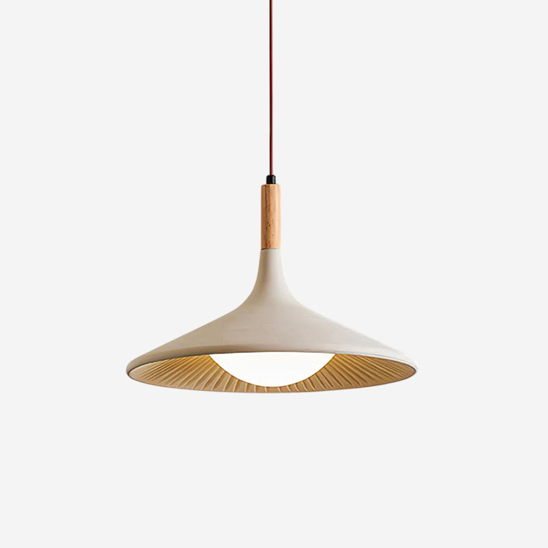 Luminária pendente Cascade Breeze com cúpula de cimento cinza e detalhes em madeira.