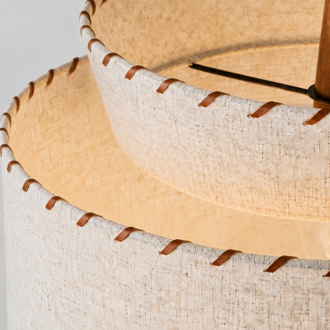 Aufhängungsdetail in Holzoptik an Leinenpendelleuchte