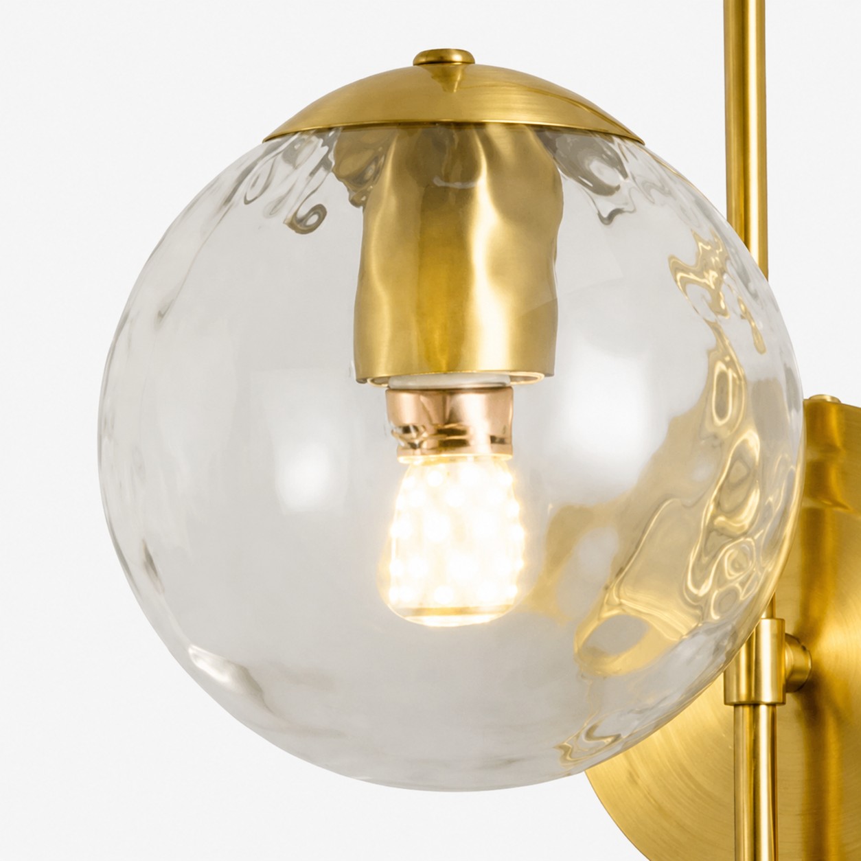 Bolvormige glazen kap met golvend patroon en gouden details voor wandlampen.