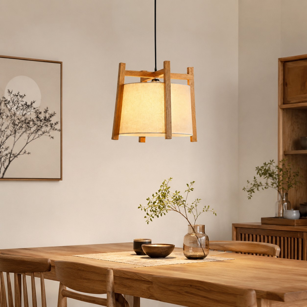 Lampa wisząca z drewnianą ramą i materiałem Japandi nad stołem jadalnym