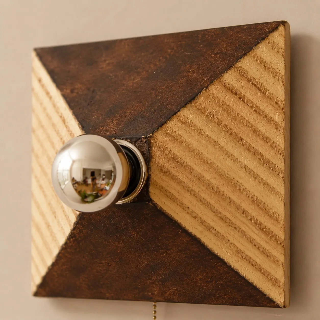 Geometric Resin Wall Light With Metal Pull Chain
